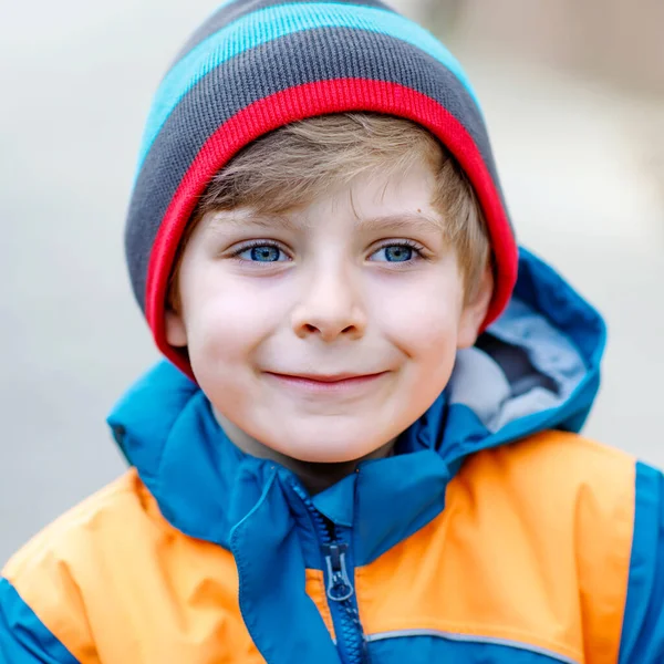 Outdoor fashion portrait of adorable little kid boy wearing colorful clothes. Spring, summer or autumn fashion for boys and children. Schoolkid. — Stock Photo, Image