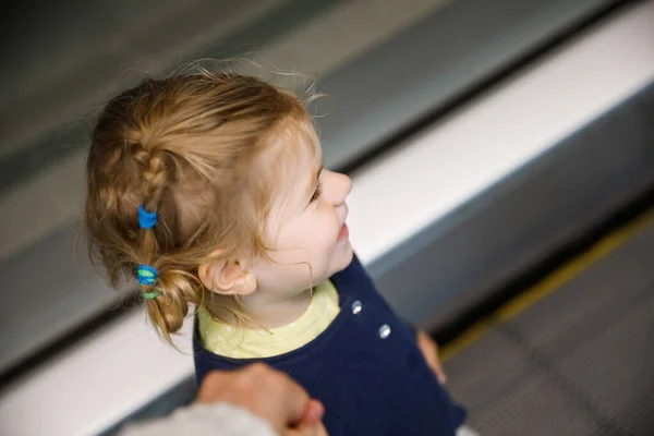 Entzückendes kleines Mädchen am Flughafen. Schöne Kind zu Fuß zum Tor und in den Familienurlaub mit dem Flugzeug. Positives Glückskind. — Stockfoto