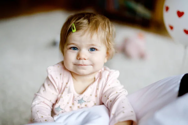 Adorável bonito linda menina brincando com brinquedos educativos em casa ou berçário. Criança saudável feliz se divertindo com brinquedos diferentes coloridos. Criança aprendendo diferentes habilidades — Fotografia de Stock