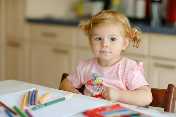 Mignon Adorable Bebe Fille Apprendre A Peindre Avec Des Crayons Petit Enfant En Bas Age Dessin