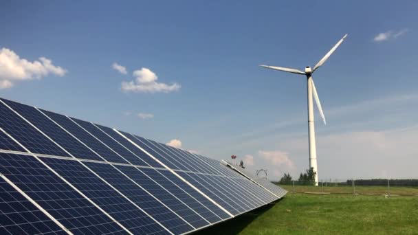 风力发电机和太阳能电池板 — 图库视频影像