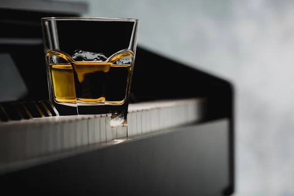 Jovem, Tocando, Piano, E, Alcançar, Para, Vidro, De, Whisky Foto