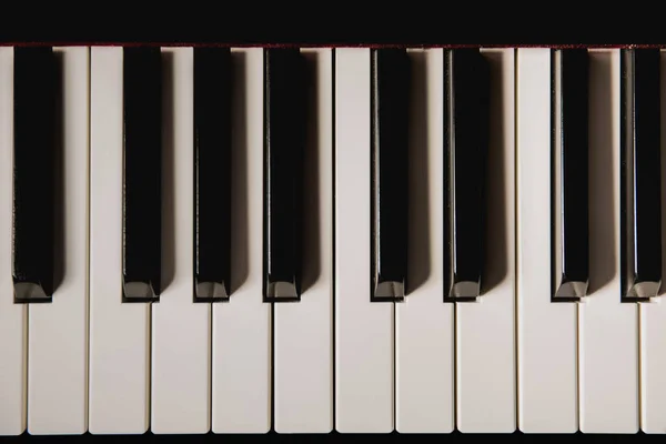 Hermosas Teclas Piano Sobre Fondo Oscuro — Foto de Stock