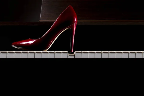 Belles Chaussures Rouges Sur Piano — Photo