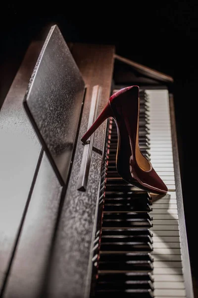 Красивые Красные Туфли Пианино — стоковое фото