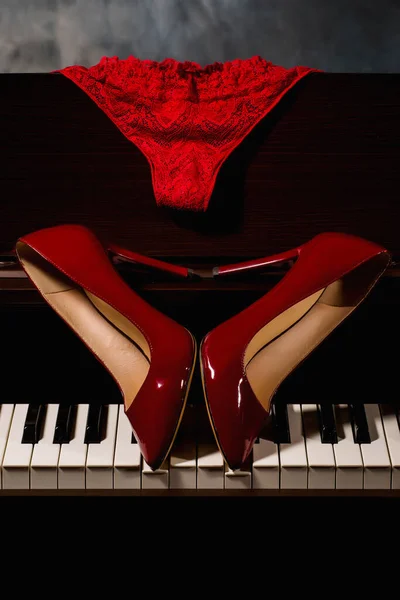 Belles Chaussures Lingerie Sur Piano — Photo