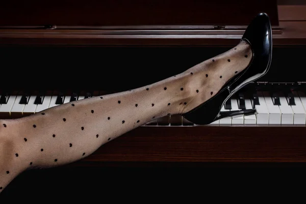 Belles Jambes Femme Sur Piano — Photo