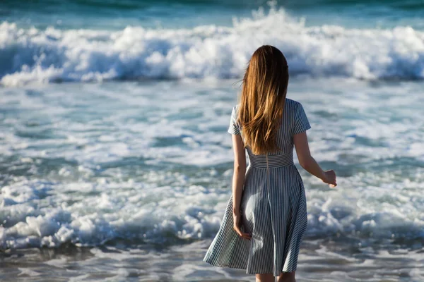 Menina Vestido Vai Para Água — Fotografia de Stock