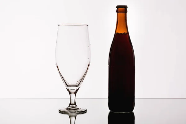 Verre Bière Une Bouteille Sur Table Miroir — Photo