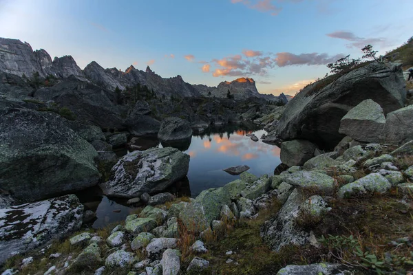 Ergaki Doğa Koruma Alanı 'ndan manzara fotoğrafları. Rusya 'nın Krasnoyarsk bölgesi
