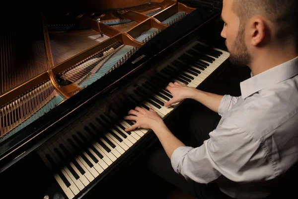 Człowiek Grający Pianinie — Zdjęcie stockowe