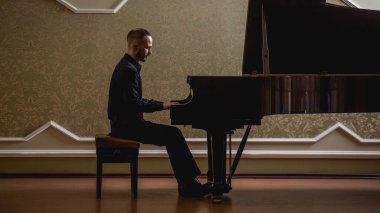 Piyano çalan bir adam.