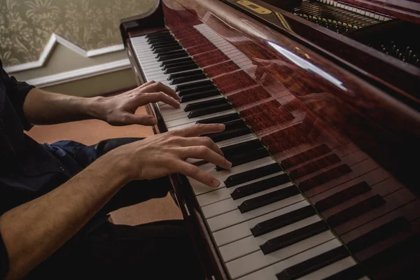 Человек Играющий Пианино — стоковое фото