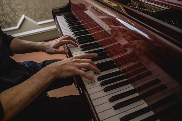 Hombre Tocando Piano — Foto de Stock