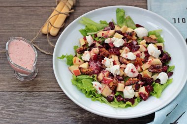 Ceviz ile kızılcık elma salatası. Seçici odak..