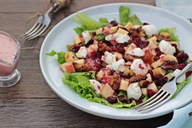 Ceviz ile kızılcık elma salatası. Seçici odak..