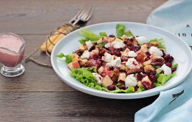 Ceviz ile kızılcık elma salatası. Seçici odak..