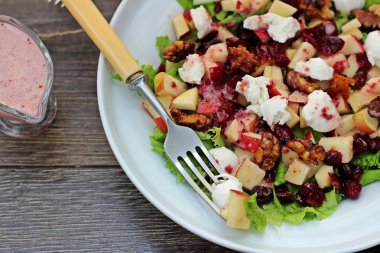 Ceviz ile kızılcık elma salatası. Seçici odak..