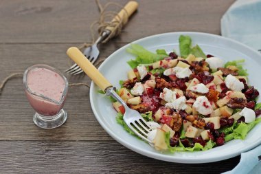 Ceviz ile kızılcık elma salatası. Seçici odak..