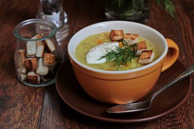 Pearl arpa, krema, dereotu ve kruton kalın çorbası.