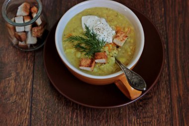 Pearl arpa, krema, dereotu ve kruton kalın çorbası.