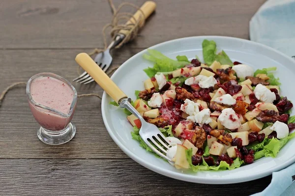 Ceviz ile kızılcık elma salatası. Seçici odak..