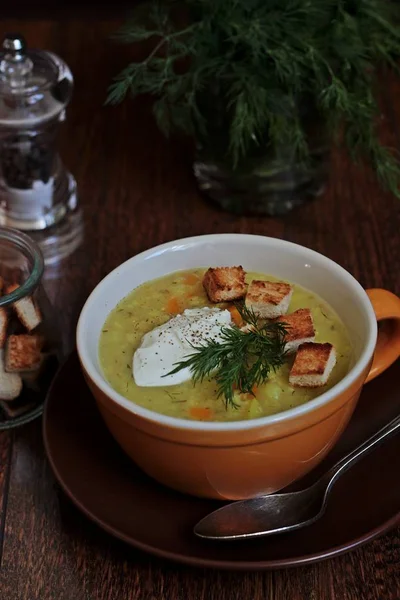 Pearl arpa, krema, dereotu ve kruton kalın çorbası.