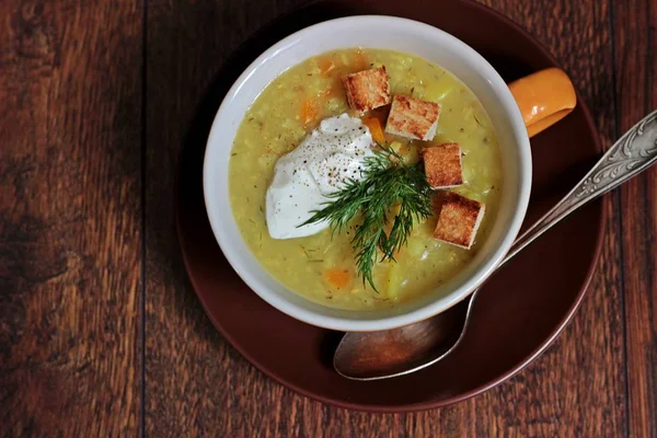 Sopa grossa com cevada pérola, creme, endro e croutons . — Fotografia de Stock