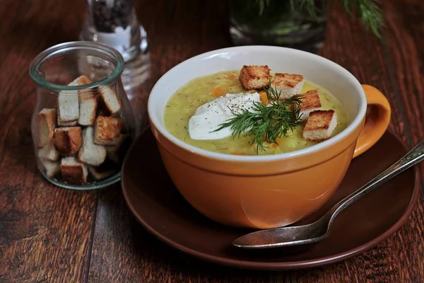 Pearl arpa, krema, dereotu ve kruton kalın çorbası.