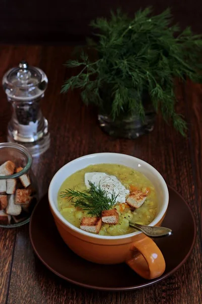 Pearl arpa, krema, dereotu ve kruton kalın çorbası.