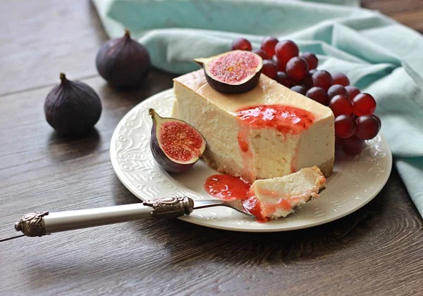 Κομμάτι της νόστιμο cheesecake ύφους Νέα Υόρκη βανίλια με φρούτα — Φωτογραφία Αρχείου