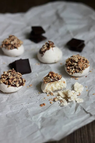 Nueces y merengues de chocolate — Foto de Stock