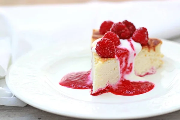 Βανίλια cheesecake με σάλτσα βατόμουρου — Φωτογραφία Αρχείου
