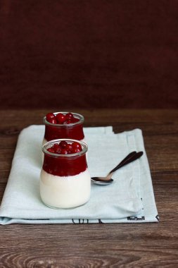 İtalyan tatlı panna cotta ile kırmızı meyveler 
