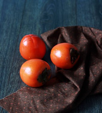 Ahşap masada lezzetli taze hurma meyvesi