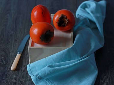 Ahşap masada lezzetli taze hurma meyvesi