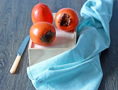 Ahşap masada lezzetli taze hurma meyvesi