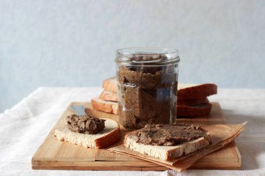 Bir kavanoz ve sandviç mantar pate