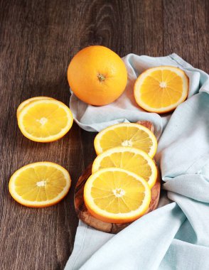 Portakal dilim ve ahşap arka plan üzerinde meyve