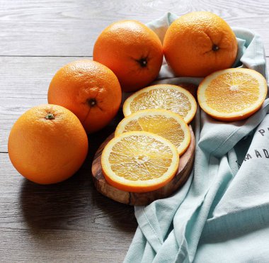 Portakal dilim ve ahşap arka plan üzerinde meyve