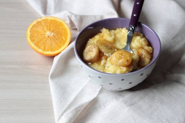 Darı lapası karamelize muz - sağlıklı beslenme, lezzetli bir kahvaltı ile