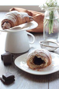 Taze kruvasan kahvaltı çikolata ile