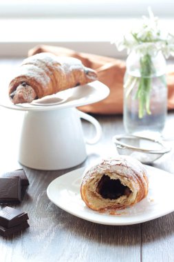 Taze kruvasan kahvaltı çikolata ile