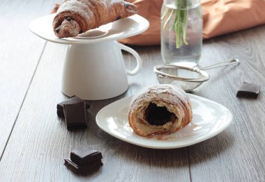 Taze kruvasan kahvaltı çikolata ile