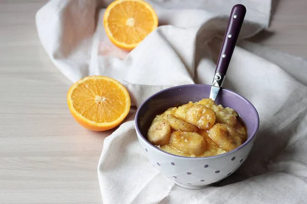 Millet porridge with caramelized bananas - healthy nutrition, tasty breakfast — Stock Photo, Image