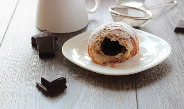 Färsk croissant med choklad på frukost — Stockfoto