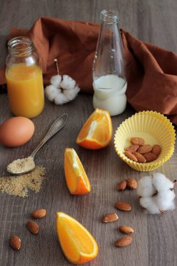 Kek ya da pasta yapmak için malzemeler: portakal, ceviz un, yumurta, süt ve meyve suyu