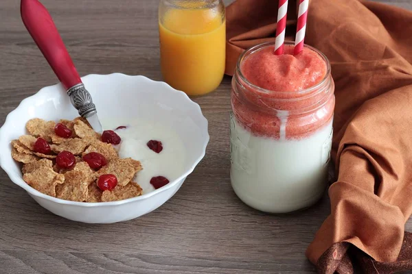 Egészséges reggeli tartalmazó természetes joghurt, teljes kiőrlésű gabona és smoothie — Stock Fotó