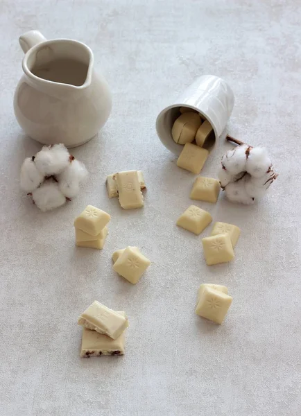 Trozos de chocolate blanco sobre fondo blanco — Foto de Stock
