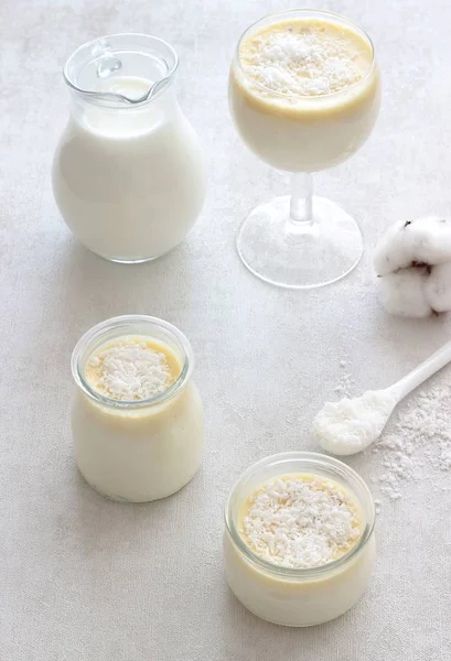 Panna Cotta con chocolate blanco y chips de coco sobre un fondo blanco —  Fotos de Stock